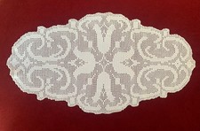 Weißes Häkeldeckchen, oval